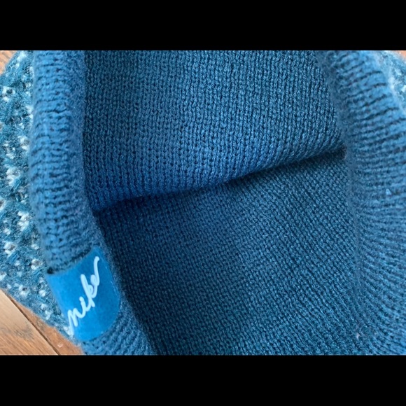 Nike Reversible Teal/Aqua Green Beanie - Picture 5 of 9